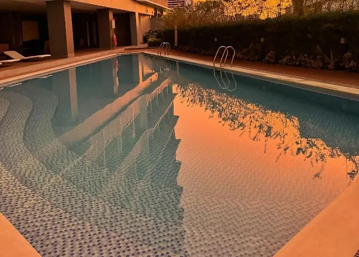 Stylish With View And Netflix - Pool Access Apartment